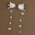 Dettaglio di fermagli per capelli con pompon rosa e catene lunghe con farfalle - Rosa (GTS239)