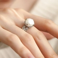 Anello retrò francese con grande perla bianca e fascia in metallo argentato al dito - Anello con Perla Traforato