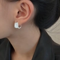 Quadratische Silber-Ohrklemmen mit geschmolzener Metallstruktur für einen modernen Look - Quadratischer Ohrstecker (耳-900) / Silber