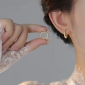 Elegantes pendientes de aro dorados retorcidos para mujer con acabado metálico brillante - Estilo Retorcido / Cobre