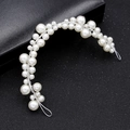 Dettaglio di cerchietto sposa fatto a mano con filo d'argento e perle finte bianche - Bianco (Solo)