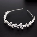 Dettaglio macro di tiara nuziale d'argento con strass scintillanti e motivi a foglie - Argento