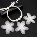 Elegante Braut Perlenhalskette mit weißen Tüllblüten Haarschmuck auf schwarzem Grund - Einzelnes Stirnband und 3 Clips