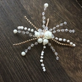Dettaglio della forcina da sposa fatta a mano con perle e cristalli lucidi - Stile Perla in Filo di Rame