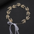 Elegante gouden bruidshaarband met bladeren, strass steentjes en wit lint - Glanzend Goud