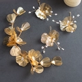 Elegante set di copricapo da sposa con fiori dorati, petali in filo e centri di perline - Fascia E Forcine / Oro
