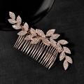 Eleganter Braut-Haarkamm in Roségold mit Strassblättern auf schwarzem Lederhintergrund - Roségold