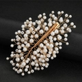 Dettaglio del pettine per capelli fatto a mano con perle bianche e filo metallico dorato - Oro KC