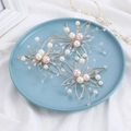 Set di 3 forcine da sposa con perle e cristalli su un vassoio di ceramica blu - Stile Perla Bianca