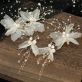 Parure de mariée élégante avec fleurs en maille plissée blanche et boucles d'oreilles perles - Paire de Barrettes Et Clips d'Oreilles