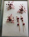 Set de novia con horquillas de flores burdeos y pendientes de clip con borlas doradas - Colección de Accesorios para el Cabello y Pendientes Florales Rojos (TS1334 B020202)