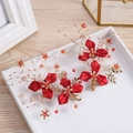 Elegante Brauthaarspangen mit roten Metallblüten, weißen Perlen und Kristallen in Golddraht - Rote Blumen Paar Clips