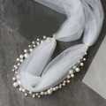Primer plano de perlas blancas en hilo dorado con delicada malla de organza - Estilo 6 Diadema Perla Artificial + Tira de Malla