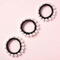 Tres gomas de pelo negras minimalistas con perlas de imitación blancas para mujer - Coleteros de Perlas (Trío)