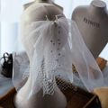Detalle de velo de novia blanco de doble capa con cuentas plateadas y peineta transparente - Estilo Corto / Estilo Lentejuelas Blancas