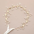 Vite per capelli dorata con foglie e perle con nastro bianco per abiti da bambina - Oro