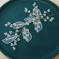 Accessori sposa fatti a mano con foglie bianche e perle su filo dorato - Accessorio per Capelli Lunghi (Singolo) / Bianco