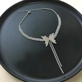 Elegante Braut-Halskette in Silber mit glitzernden Strass-Schleifen und Fransen-Anhängern - Schmetterlingskette