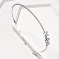 Elegante diadema de novia plateada con perlas y pedrería brillante en soporte blanco - Plateado