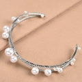 Elegante cerchietto da sposa in argento con perle bianche e cristalli su fondo in feltro - Argento