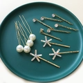 Ensemble d'épingles à cheveux dorées avec perles blanches et zircons sur plateau - Doré