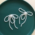 Orecchini a clip a fiocco con perle fatte a mano su sfondo verde con base dorata - Orecchini a Clip con Fiocco a 3 Fili (Stile 1)