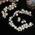 Elegante set di accessori per capelli da sposa con perle e filo d'oro su fondo lucido - Set Fascia Bracciale Clip Orecchio