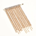 Dettaglio di fermaglio per capelli dorato con nappe e strass brillanti per acconciature - Oro KC