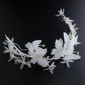 Cerchietto con fiori di organza bianchi e farfalle con perle rosse su sfondo nero liscio - Bianco