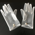 Elegantes guantes de novia de tul blanco con detalle de perla sobre fondo negro - Blanco