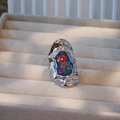 Dettaglio anello vintage in argento con fiori secchi e intarsio in resina blu - Base Argento Irregolare Floreale Blu / Serie Blu