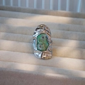 Dettaglio dell'anello artigianale in lava argento con resina verde e fiori secchi - Base Argento Irregolare Floreale Verde / Sistema Verde