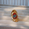 Dettaglio anello artigianale con resina rossa, fiori secchi blu e foglia d'oro lucida - Base Oro Irregolare Floreale Rosso / Serie Rossa