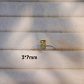 Detailaufnahme eines Silberrings mit gelber Trockenblume 3x7mm in einer Schmuckschatulle - Rechteckig Gelb (E Silber)