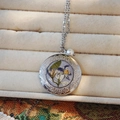 Detailopname van de retro locket met echte droogbloemen en een parelhanger - Paarse Basis Witte Bloem Rond Stijl (E)