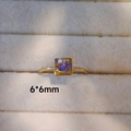 Makro-Detail des quadratisch vergoldeten Rings 6x6mm mit lila Trockenblumen und weißer Perle - Quadratisch Lila (I Gold)