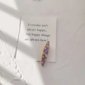 Dettaglio di un fermaglio per capelli in resina viola con fiori secchi e perle - Viola con gipsofila