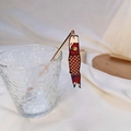 Detailaufnahme einer goldenen Haarnadel mit traditionellem japanischem Koi-Karpfen-Anhänger - Karpfen-Streamer-Stil