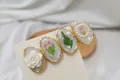Detail van een Franse haarclip met tulpen, rozen en parels in gouden omlijstingen - Wit