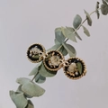 Retro-Haarspange mit echten Trockenblumen, Blattgold und goldenem Schleifendetail - Retro Schleierkraut Schleifenstil