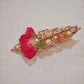 Fermaglio per capelli con petalo di rosa essiccata, perle e base dorata su bianco - Fiore di Rosa