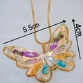 Collier papillon coloré avec de vraies fleurs séchées et chaîne serpent dorée - Style Papillon