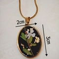 Collier style vintage avec pendentif papillon coloré et spécimen de plante naturelle - Ovale