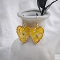 Détail de boucles d'oreilles cœur faites main avec résine jaune, fleurs et perles - Anneau Jaune