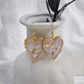 Détail de boucles d'oreilles cœur en résine avec fleurs séchées et feuille d'or - Boucles d'Oreilles Violet Taro