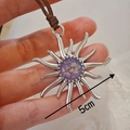 Détail du pendentif soleil de 5cm avec fleurs séchées violettes et cordon tressé - Style Rayon de Soleil Violet (A款)