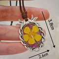 Détail d'un pendentif ovale avec fleur séchée jaune, taille 3,8 cm sur 2,6 cm - Style Ovale à Ailes Jaunes (B款)