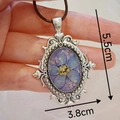Détail du pendentif ovale fait main avec fleur séchée bleue et motifs en relief argent - Style Ovale Sculpté Bleu (C款)