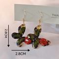 Handgemaakte vlinder oorbellen met echte rode droogbloemen in heldere hars en messing - Rode Bloem Vlinder Stijl (A Stijl)