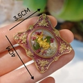 Dettaglio spilla vintage stile francese con coniglio dorato e fiori secchi in resina - Stile rosso